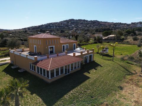 Esta impresionante villa independiente está rodeada de exuberante vegetación e impresionantes vistas a las montañas, y se encuentra en Pedreguer, a solo 3 km del centro de La Xara. Pedreguer y La Xara son encantadores pueblos españoles con  fácil acc...