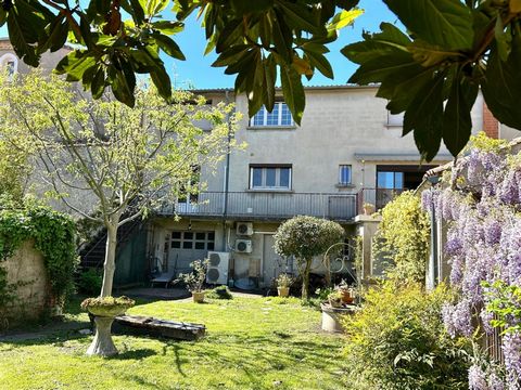 Maison de ville avec jardin / garage / local pro