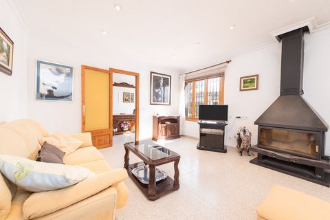 La casa cuenta con un patio trasero donde podréis encontrar una zona con césped y una mesa con sillas para poder disfrutar de las comidas o cenas al aire libre, además de cocinar en la barbacoa fija de la casa. Tenemos una ducha exterior para que los...