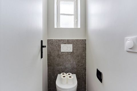Discover our superb flat in the heart of the XVIth Arrondissement, one of the most secure areas of Paris, just a few minutes from the Champs Elysées. Completely renovated, air-conditioned, tastefully decorated by professionals, elegant and fully equi...