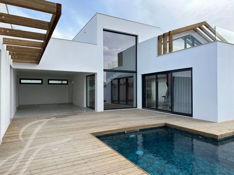 Finca V4 | Área bruta de construcción 151 m2 | Terreno 658 m2 | Piscina Climatizada | Carvalhal, Comporta Villa V4 con aprox. 151 m2 de superficie construida, situada en una parcela de 658 m2, con piscina y jardín en Lagoas, a 800m de la playa de Car...