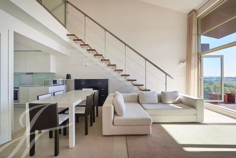 1+1 Dormitorio | Apartamento | 141 m2 | Balcón | Mar | Troia Piso de 1+1 dormitorios con altillo, terraza y vista al mar, insertado en condominio turístico Praia Atlantico, en Troia. Piso de dos plantas, siendo la planta superior un altillo con salón...