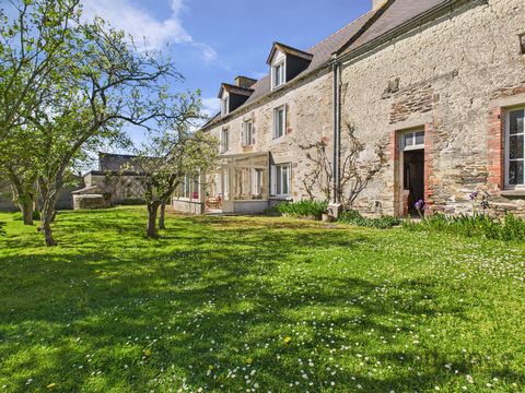 À VENDRE Authentique maison en pierre face à la baie du Mont-Saint-Michel Hirel