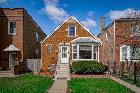 A truly rare 4 bed 3 bath find in Chicago's coveted Jeﬀerson Park neighborhood. This fully remodeled home is a standout with a completely renovated kitchen featuring brand new countertops and a state of the art chef's sink with a built in reverse osm...