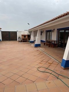 Moradia típica  Alentejana em Entradas num terreno de 427 m2, com uma área útil de  pavimento de 189m2, composta por:  Duas suites Dois quartos Cozinha Sala Lareira Parqueamento Terraço Patio      Piscina Contacto para esclarecimentos e marcação de v...