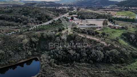 Casas em ruinas em processo de aprovação localizadas no Vale Pereiro, São Marcos da Serra. Terreno 28440m2 Projeto 200 m2 Distancia das praias de Albufeira 39 km Aeroporto internacional de Faro 68 km Predimed Imobiliária, Mediação Imobiliária, Lda. A...