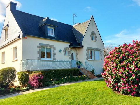 Maison 5 pièces, dont 4 chambres, avec hangar.