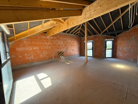APPARTEMENT T5 EN TRIPLEX VENDU BRUT Créez votre cocon face à lAdour