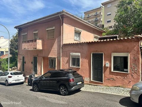 ATENÇÃO INVESTIDORES ! Imóvel com rendimento de quase 10%. Moradia de 2 pisos distribuidos por Piso 1 : 2 suites + 2 quartos, 1 casa de banho + 1 cozinha. Piso 0: 2 T0 e T1 independente. A moradia foi remodelada ao longo do tempo com o objetivo de re...