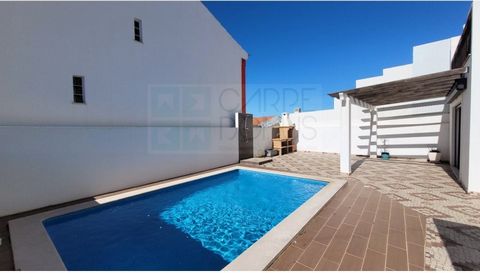 Negociável - Situada nos arredores de Vila Nova de Cacela, a apenas 3 km da deslumbrante Praia da Manta Rota, esta magnífica moradia T3 combina design contemporâneo, espaços amplos e excelente luminosidade. A espaçosa sala de estar, banhada por luz n...