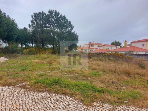 Lote de terreno plano urbano com aprox 830m2. Oferece todas as infraestruturas no local e dispõe de projeto aprovado para construção de moradia unifamiliar com 287m2 de construção. Localizado em aldeia pacata a escassos minutos a pé da Lagoa de Foz d...