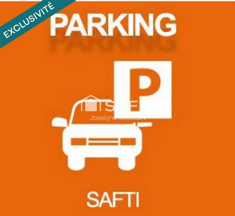 Grande place de parking aérienne sécurisée