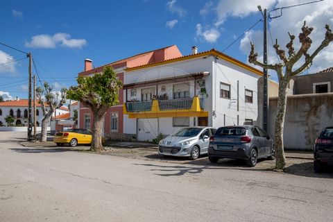 Moradia Bifamiliar com Entradas Independentes – Próxima do Centro de Torres Vedras Excelente oportunidade para quem procura uma moradia versátil, ideal para habitação própria ou investimento! Esta moradia bifamiliar é composta por dois pisos com aces...