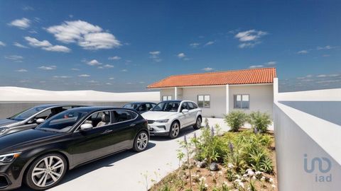 Moradia Térrea Remodelada Apresentamos esta fantástica moradia térrea à venda na zona do Alto da Guerra, em Setúbal, localizada na Nacional. Destaques do imóvel: •3 quartos, sendo 1 suíte •2 casas de banho •Cozinha totalmente equipada (inclui termoac...