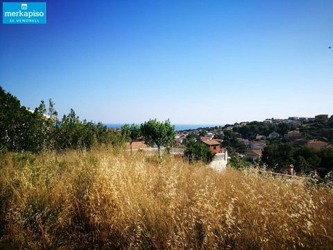 No dejes escapar esta Oportunidad.!!! Maravilloso terreno con una parcela de 1.300m (para la edificación de dos casas apareadas con opción a tres, después de reestructuración). Con unas maravillosas vistas al Mar y a la Montaña.
