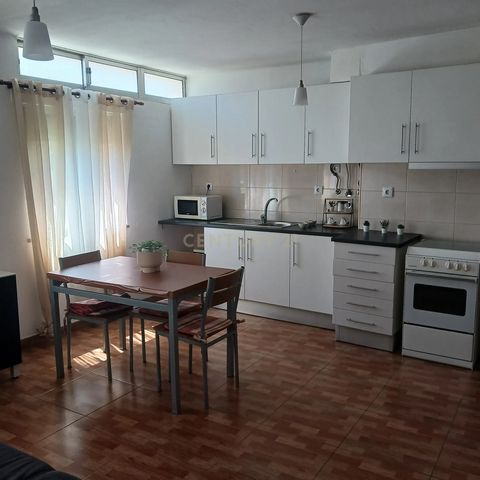 T4 com 2 wc em Odivelas muito central Bem-vindo a este apartamento T4 com 2 wcs, localizado em Odivelas, junto à escola secundária, oferecendo uma excelente qualidade de vida e de fácil acesso a todas as vias de transportes, incluindo o metro de Odiv...