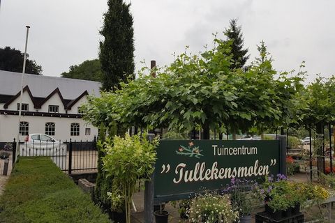 Genesteld in de betoverende bossen van de Veluwe biedt dit luxe tweepersoonschalet een ongeëvenaarde vakantie-ervaring waar elegantie en natuur samenkomen. Met een weids panoramisch uitzicht over het serene landschap van Beekbergen, is dit prachtige ...