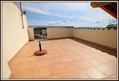 LORGUES Centre maison de ville de 80 m2 avec 2 chambres et une grande terrasse exposée Sud