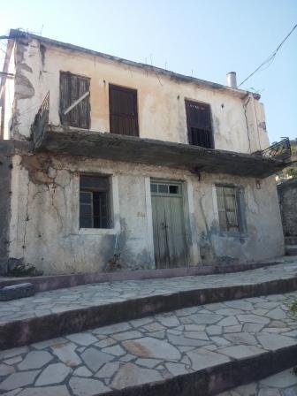 Schinokapsala: Vecchia casa su due piani di 120m2 in vendita a Schinokapsala. La casa si trova su un terreno di 150m2. La struttura è composta da 9 camere in totale. Gode di splendide viste sul mare e sulle montagne. L'acqua e l'elettricità si trovan...