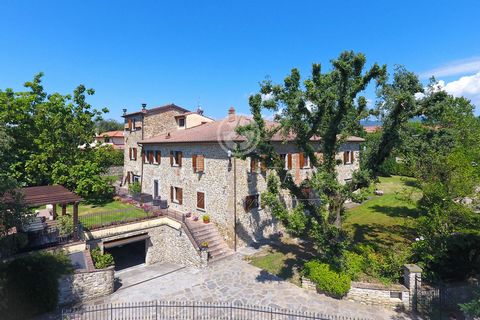 Splendid restored stone farmhouse for sale a few kilometres away from Capolona, in a very panoramic position, with exclusive garden rich in fruit trees. The property dates back to 1600 and was part of the annexes of one of the most beautiful abbeys i...