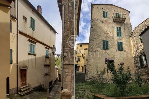 In one of the beautiful streets of San Casciano dei Bagni, this 213 sqm. apartment is on 3 levels: on the ground floor, we find the kitchen, the dining room, a bathroom, a pantry, on the second level we find a large common area with access to two bed...