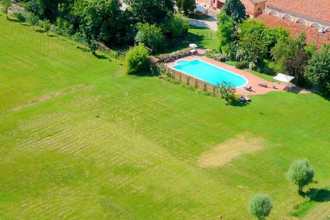 Het familie-appartement is gelegen op een boerderij in Pontecchio Polesine en op slechts 2 km van de rivier de Po met een park van een hectare vol fruitbomen, een zwembad, een tennisbaan, voldoende gratis parkeergelegenheid. In een uur rijden bereikt...