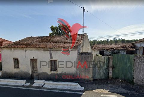 Price Drop! 3 bedroom villa to recover 3 km from the city of Rio Maior. Land with about 1900m2 that has already had a project approved for the construction of 4 3 bedroom villas. The county seat of the city of Rio Maior has in its geographical locati...