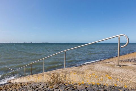 This exclusive ground-floor apartment is located on the Oosterschelde estuary, on the peaceful island of Tholen. At the far end of the pier, you will enjoy a relaxing holiday on a dynamic underwater world with impressive flora and fauna. Great for fa...