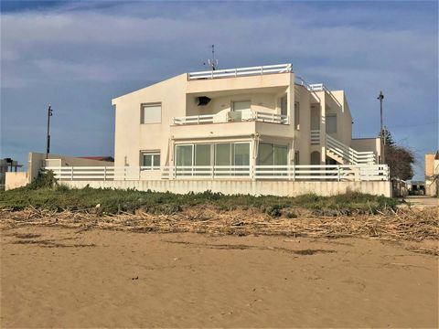 Ragusa, Punta Braccetto: We offer the sale of a beautiful villa on two floors directly on the beach of Punta Braccetto. The Villa has a quadrature of about 350 square meters arranged on two elevations currently organized in two different completely i...