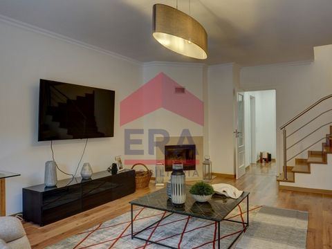 House T2+1 completely renovated. Comprising living room with fireplace and equipped kitchen on the ground floor, first floor with two bedrooms with built-in wardrobes and a bathroom. Attic used with a bedroom with built-in wardrobe and a bathroom. Ga...