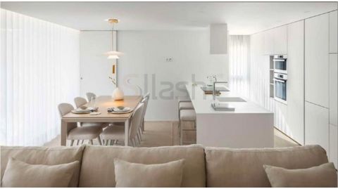 New 3 bedroom apartment, on the ground floor of the new building in Requesende. This apartment has 129 m2 of gross interior area and 15m2 of balcony and a parking space 21.5m2 and storage. It features a suite with closet, two bedrooms with built-in w...