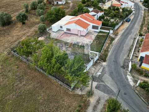 House with license for restoration on a fenced plot of 670m2   Property licensed for services (catering) but with the possibility of changing use to housing. In a quiet area, we find this villa with 180m2, consisting of 3 large living rooms, kitchen ...