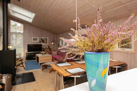 Ferienhaus auf einem schön geschützten Naturgrundstück bei Koldkær, in ruhiger Lage ganz am Ende des Weges. Das gemütliche Haus ist sowohl mit einer energieeffizienten Wärmepumpe als auch mit einem Kaminofen für die kühlere Jahreszeit. Im Außenbereic...