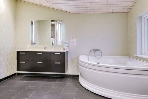 Familienfreundliches Ferienhaus mit Whirlpool im Bad. Innen einladend, hell und modern eingerichtet. Liegt im beliebten Lyngså, nahe des kinderfreundlichen Sandstrands und mit Wald und Feldern in der Umgebung. Heller, offener Küchen-/Wohnbereich mit ...