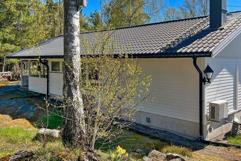 Welcome to a sun-drenched plot on Värmdö, with a nice spacious house for a pleasant holiday. The house has three bedrooms, a double room where you can also set up a junior bed if you have a little one who wants to sleep in the same room. The junior b...