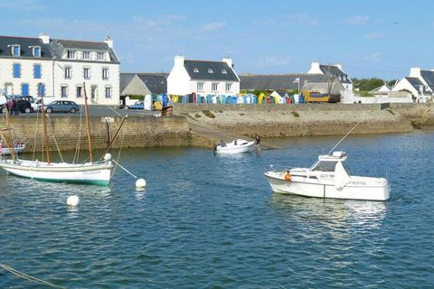 Colorful fishing boats, white gulls and the blue sea can be seen from this spacious apartment, which is located in the small harbor of Kerity near Penmarch. The sandy beach, which stretches for many kilometers to the famous fishing village of Le Guil...