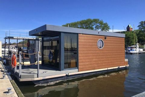 Full speed ahead: If you are looking for an extraordinary vacation home, the modern houseboats with panoramic windows in the marina of Kamien Pomorski will impress you at first glance. Look forward to carefree days on the water - you decide for yours...