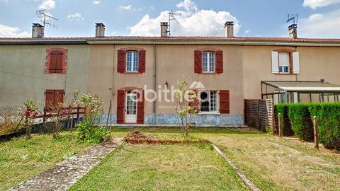 In the center of the town of Roumazières (16270), come and discover this dwelling house with a separate kitchen, a dining room, a back kitchen, a bathroom, toilet and upstairs three bedrooms, two very large all on a closed ground. Outside the small o...