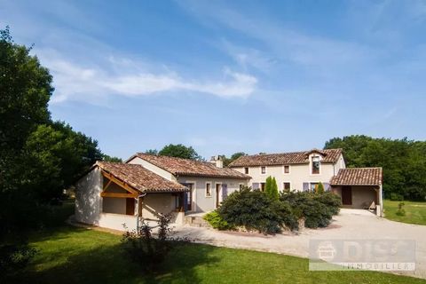This house was built between 2000 and 2015 and is located on the higher part of the medieval village of Caylus. The property is accessed through a gate and consists of 2 living areas and a beautiful garden with swimming pool. Ground floor : The entra...