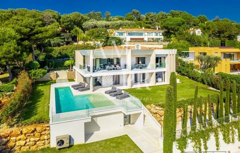 Your international Côte d'Azur real estate platform offers this magnificent contemporary villa of 370.03 m2 on a plot of 1,424 m2 with 4 en suite bedrooms with dressing rooms and private bathrooms. The villa has a spacious living room, dining room, f...