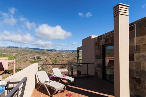 Dit vakantiehuis met privé buitenzwembad (verwarmd) biedt prachtig uitzicht op de golfbaan en ligt op slechts 15 minuten rijden van het strand. Geniet van uw vakantie op Gran Canaria in de perfect uitgeruste villa en ontspan op het overdekte terras. ...