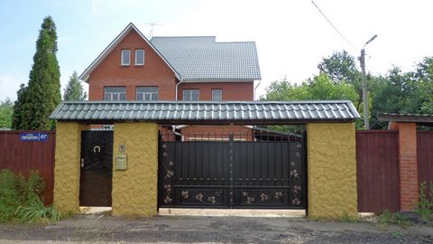 Cottage 552 m (brick) on a plot of 13 cells., 5 km to the city to rent a 3- storey house. The price for the New Year holidays from December 31 to January 2 110 000 rubles to 15 people. Address: Moscow region, Khimki city district, Leningrad sh., 5 km...