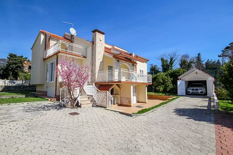 Kaštela, Kaštel Lukšić, detached house of 300 m2 on a plot of 1122 m2 EXCLUSIVE SALE! This well-built family villa is located just a few steps from the pebble beach. At this distance from the sea, second row from the beach, it is rare to find an obje...