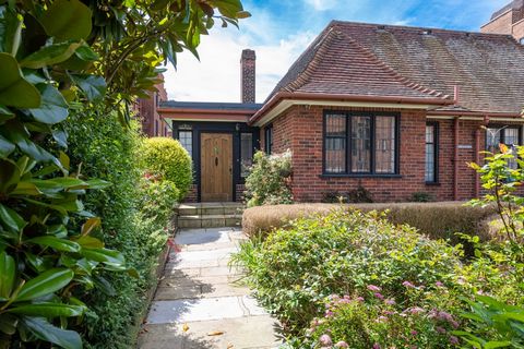 An absolutely unique opportunity to acquire one of only two houses in the sought after development of Manor Fields, a wonderful development located on Putney Hill in 11 acres. ( One of the largest private gardens in London) . The property boasts an i...