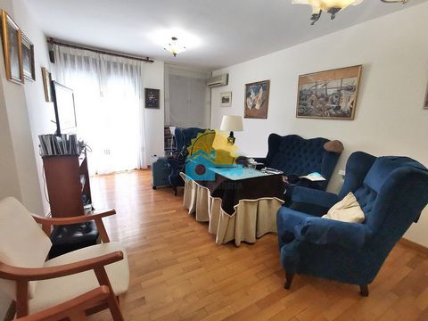 * INMOUMBRIA * SELL Magnificent apartment in downtown area. 103 m² apartment distributed in three bedrooms, the main one with built-in wardrobe and air conditioning, two bathrooms, one with bath and one with shower, fully equipped kitchen with oven a...