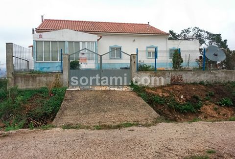 Detached villa with four bedrooms and a total area of 160 m². Located in the area of Odemira, São Teotónio, set on a plot of around 6000 m². The property offers plenty of space and privacy, ideal for those looking for a spacious home in a peaceful ar...
