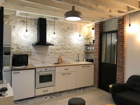 Charming, cosy and comfortable 30m2 apartment on rue des Rigoles, in the lively Jourdain, Pyrénées district of Paris' 20th arrondissement. Renovated, furnished and decorated, with exposed beams. 8-minute walk from Buttes Chaumont. Composed of 2 rooms...