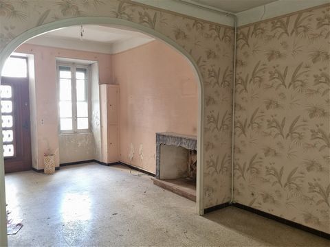Town house to renovate 100m2 habitable 3 Bedrooms, office, attic and closed terrace new roof over the entire property. Ground floor composition: living/dining room 22m2, kitchen 6m2, cellar 21m2. On the 1st: Bedroom no. 1 18.6m2 with cupboard, bathro...