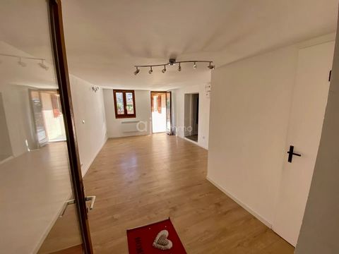 Discover for sale this charming type 2 apartment of 50 m², crossing north/south. The property is located on the first floor of a small condominium (house) very quiet and without charges a few hundred meters from the city center. The apartment consist...
