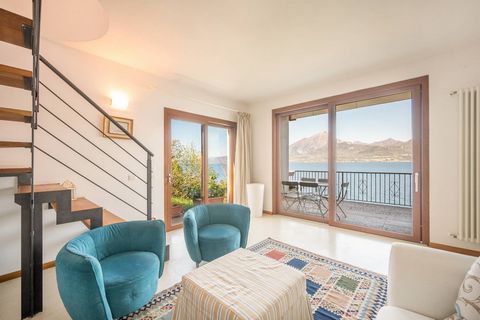Odbicie Villa Magico. Odkryj swój przyszły dom wakacyjny, ekskluzywny dom narożny w Torri del Benaco, idealny dla osób poszukujących spokoju i piękna nad jeziorem Garda. Położona zaledwie 50 metrów od jeziora, ta rezydencja oferuje połączenie spokoju...